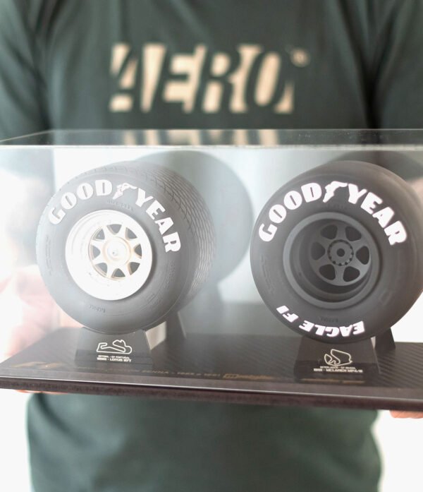 KIT SENNA GD 01 Kit F1 Especial Edição Senna Com Expositor em Acrílico 32cm