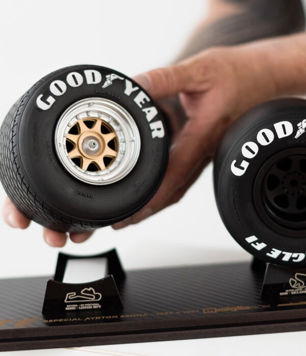 KIT SENNA GD 03 Kit F1 Especial Edição Senna Com Expositor em Acrílico 32cm