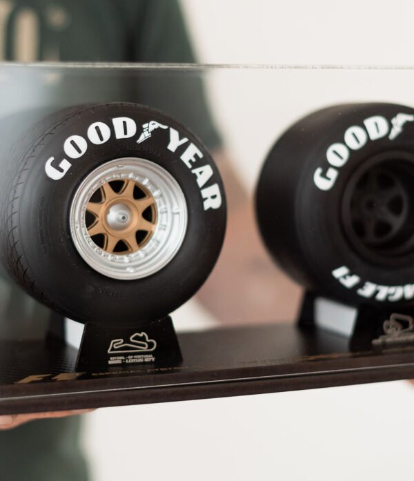 KIT SENNA GD 04 Kit F1 Especial Edição Senna Com Expositor em Acrílico 32cm