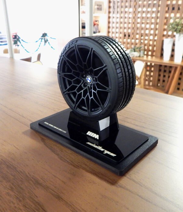 RODA BMW M03 09 Miniatura Roda BMW M3 Minitorque Com Pneu 10cm E Expositor Acrílico