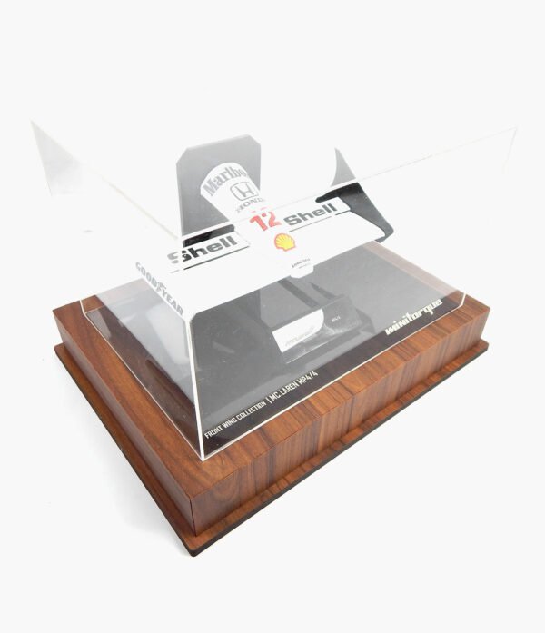 FRONT SENNA AMADEIRADA 01 Miniatura FrontWing F1 MP4/4 Com Expositor Acrílico 26cm de Comprimento