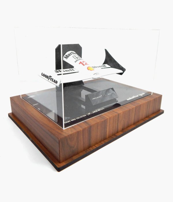 FRONT SENNA AMADEIRADA 03 Miniatura FrontWing F1 MP4/4 Com Expositor Acrílico 26cm de Comprimento