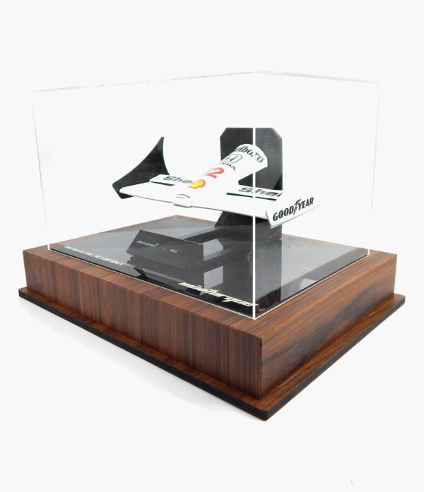 FRONT SENNA AMADEIRADA 05 Miniatura FrontWing F1 MP4/4 Com Expositor Acrílico 26cm de Comprimento