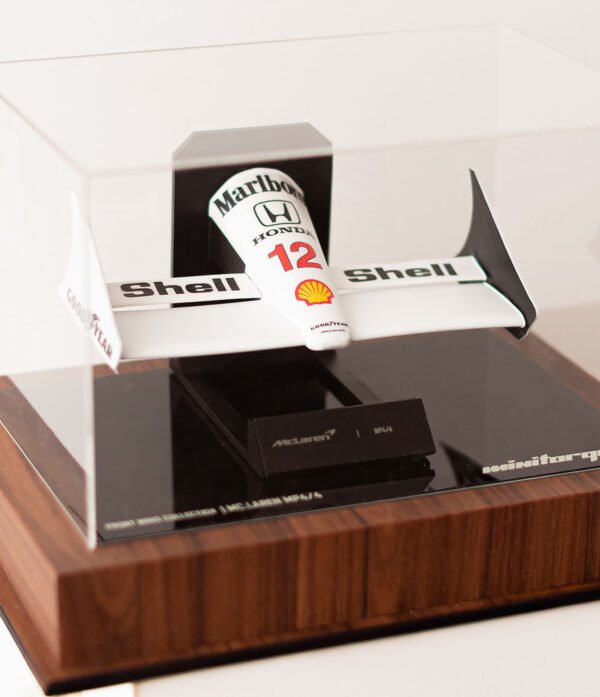 vic senna 001 Miniatura FrontWing F1 MP4/4 Com Expositor Acrílico 26cm de Comprimento