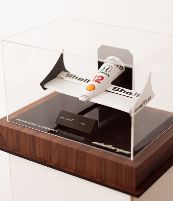 vic senna 002 Miniatura FrontWing F1 MP4/4 Com Expositor Acrílico 26cm de Comprimento