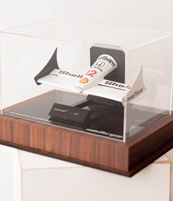 vic senna 003 Miniatura FrontWing F1 MP4/4 Com Expositor Acrílico 26cm de Comprimento