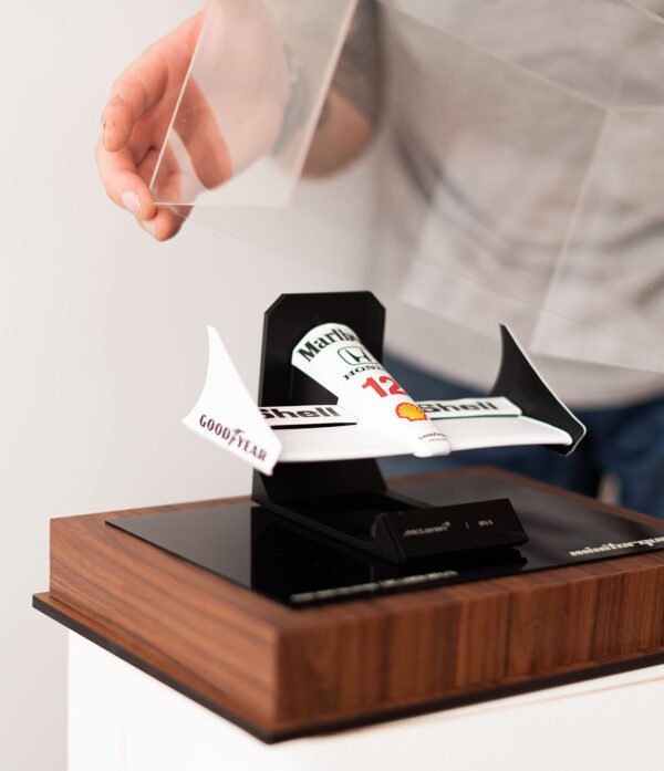 vic senna 004 Miniatura FrontWing F1 MP4/4 Com Expositor Acrílico 26cm de Comprimento