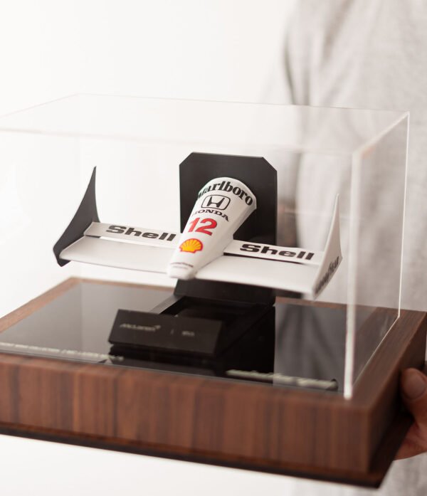 vic senna 005 Miniatura FrontWing F1 MP4/4 Com Expositor Acrílico 26cm de Comprimento