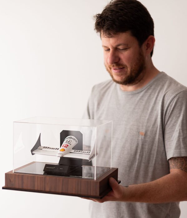 vic senna 006 Miniatura FrontWing F1 MP4/4 Com Expositor Acrílico 26cm de Comprimento