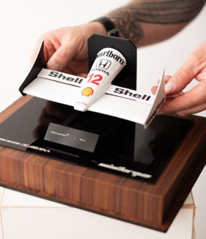 vic senna 007 Miniatura FrontWing F1 MP4/4 Com Expositor Acrílico 26cm de Comprimento