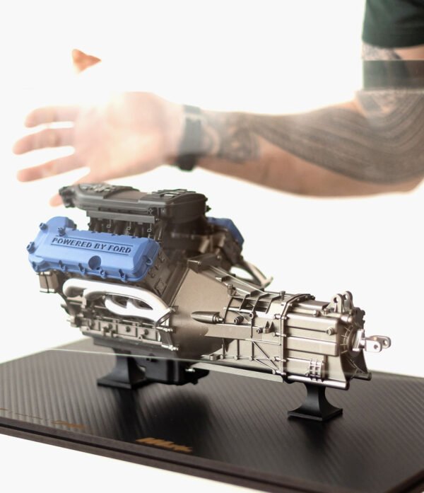 BOSS 150 C CAMBIO 04 Motor Boss 302 Mustang Escala 1:5 Com Transmissão e Expositor em Acrílico