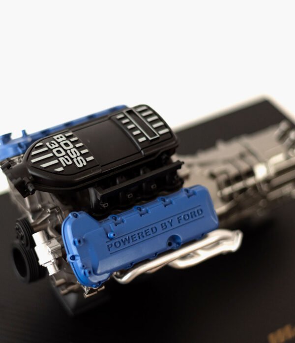 BOSS 150 C CAMBIO 06 Motor Boss 302 Mustang Escala 1:5 Com Transmissão e Expositor em Acrílico