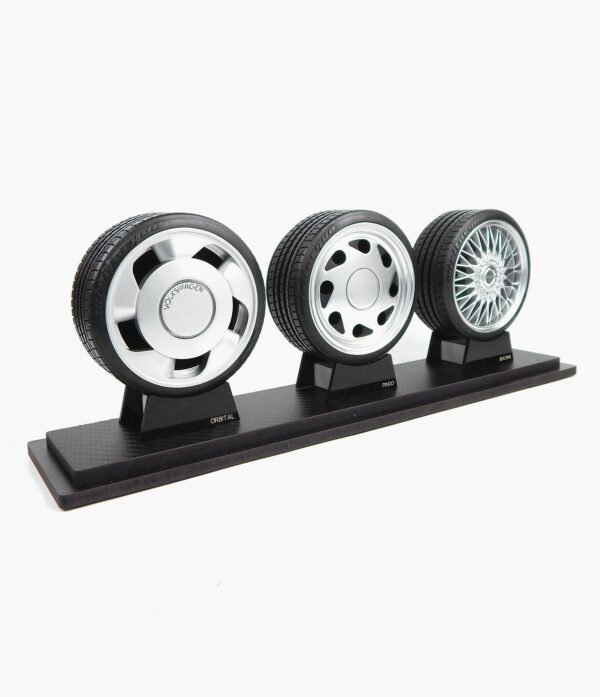 ESPECIAL VW 03 Miniatura Rodas Especiais Época Com Três Peças Minitorque Com Pneu 10cm e Expositor Acrílico
