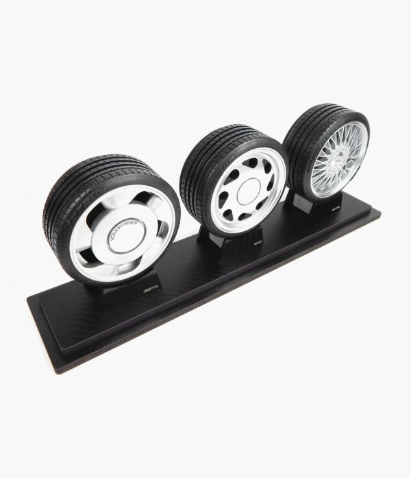 ESPECIAL VW 04 Miniatura Rodas Especiais Época Com Três Peças Minitorque Com Pneu 10cm e Expositor Acrílico