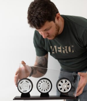 Miniatura Rodas Especial Santana Kit Com Três Peças Minitorque Com Pneu 10cm e Expositor Acrílico