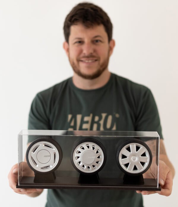 Miniatura Rodas Especial Santana Kit Com Três Peças Minitorque Com Pneu 10cm e Expositor Acrílico