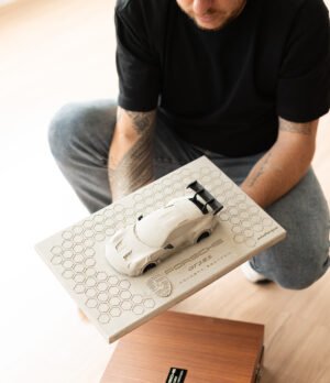 Escultura Porsche GT3 RS Concept Edition Natural Com Maleta Exclusiva