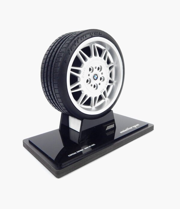 Miniatura Roda BMW M3 1995 DS1 Minitorque Com Pneu 10cm e Expositor Acrílico